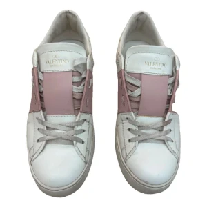 Valentino Garavani  - Köpta från Vestiere collective. Även betalat för äkthets kontroll av deras experter som gick igenom. Lite slitage men ändå bra skick😊