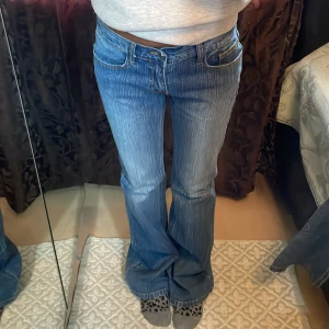 Brandy Melville Brielle 90s jeans - Innerbenslängd 80 cm, rise 24 cm, midjemått 76 cm