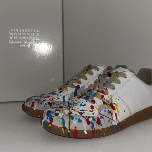 Maison margiela gats paint splatter - Hej säljer min Maison margiela gats paint splatter dom är i ett mycket bra skick, skorna är i storleken 43  och inga deffekter osv, Vid mer frågor är det bara att skriva