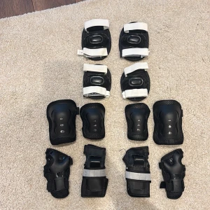 Svarta handledsskydd för träning - Säljer ett par svarta handledsskydd med hårda skyddsplattor och justerbara kardborreband. Perfekta för dig som åker inlines eller skateboard och vill skydda handlederna. Snygg sportig look och sitter stabilt på handen. Och några riktigt fetta rullskridskor 