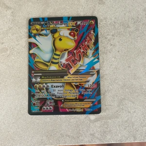 M Ampharos EX - Cool och färgstark Pokémon-samlarbok med M Ampharos EX-kortet! Perfekt för dig som älskar Pokémon och vill boosta din samling med ett sällsynt och kraftfullt kort. Passar både samlare och spelare som vill sticka ut i dueller.