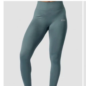Leggings från ICIW - Snygga blågröna tränings byxor från ICANIWILL