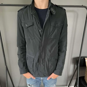 Woolrich fieldjacka - Sjukt snygg fieldjacka från Woolrich , väldigt bra skick utan skavanker. Storlek Xs men passar S, modellen är 182.