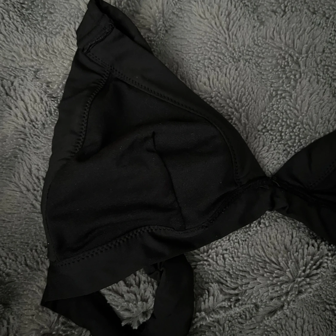 Svart bikiniöverdel med spänne - 2