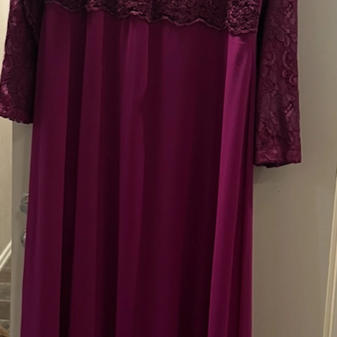 Lång rosa spetsklänning från Bagiza