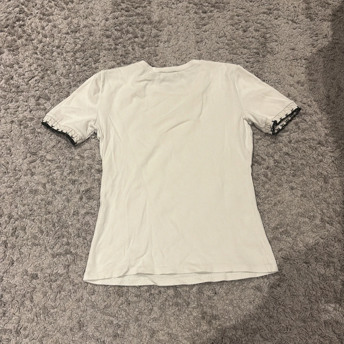 Vit t-shirt med spetsdetalj från Zara - 3