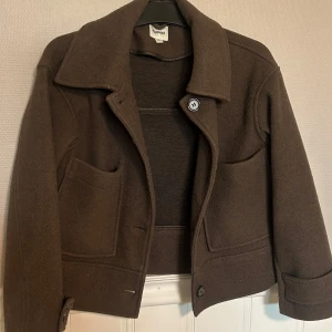 Brun kappa - Brun kappa från kappahl, sparsamt användnoch i fint skick!