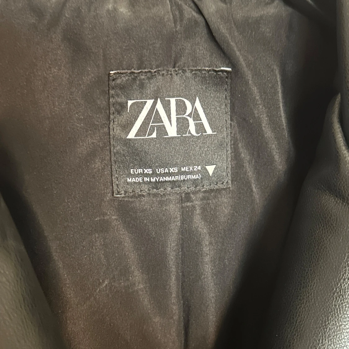 Svart skinnjacka från Zara XS - 2