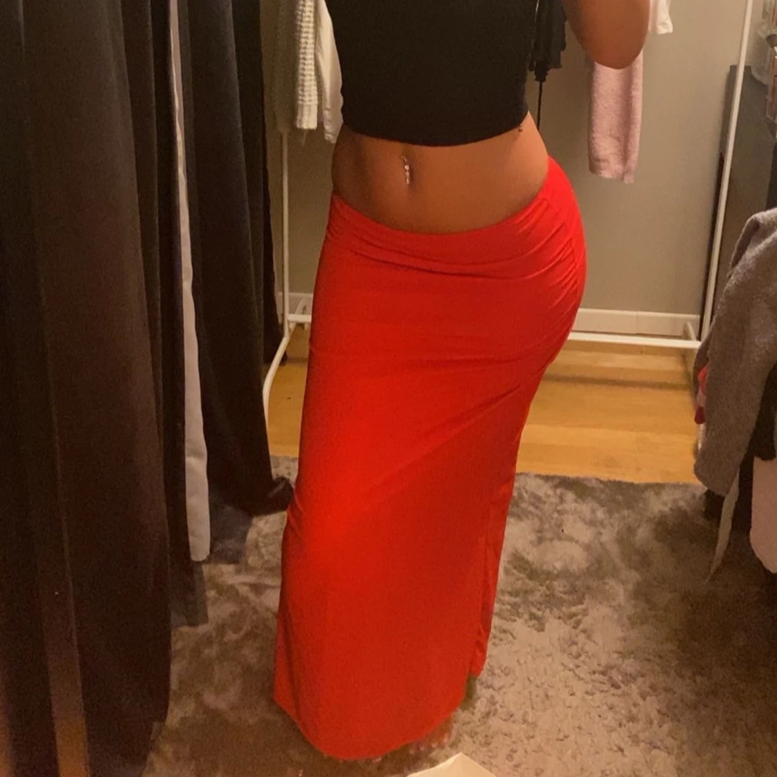 Röd långkjol i stretchigt tyg