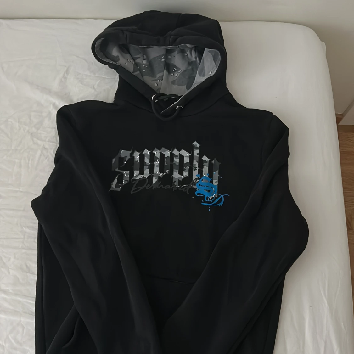 Svart hoodie Supply & Demand camo