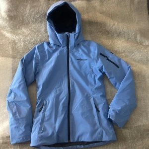 Skidjacka - Säljer min superfina skidjacka från peak performance💗Säljer pågrund av att den är för liten. Den är i bra skick då man inte ser några tecken på användning🩷