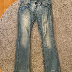 Lådmidjade blå bootcut jeans - 27:30 en hyska är sönder