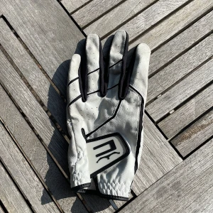 Cobra golf handske - Säljer denna cobra golf handske eftersom att den är för stor. Hittade den i min farsas bag, den känns väldigt najs.