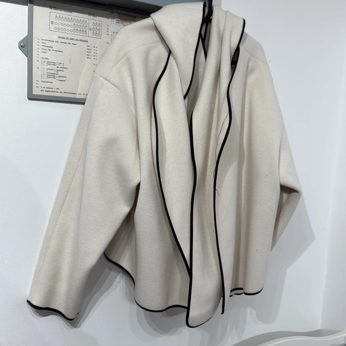 Vit omlottjacka med svarta kanter - 1