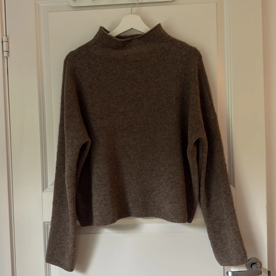 Mika Yak Funnelneck Sweater i brunt från Filippa K