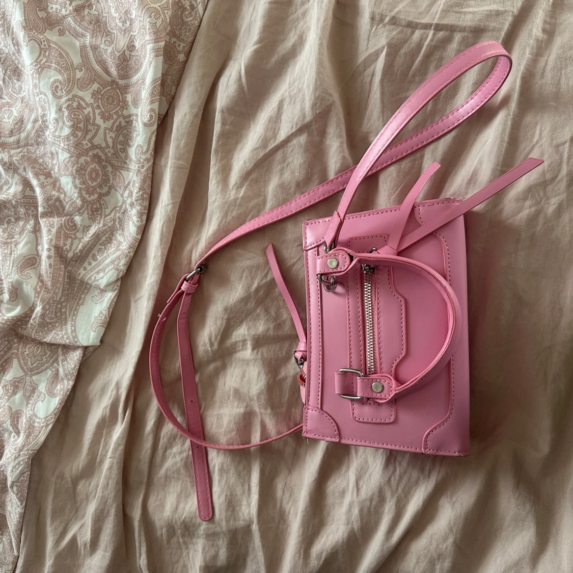 Mini rosa axelväska med dragkedja - 1