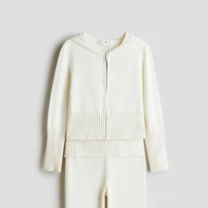 Vita stickade bootcut byxor🙌🤍 - Säljer ett par vita stickade byxor med bootcut-silhuett. Byxorna är ribbstickade upptill och har en mjuk, stretchig känsla. Perfekta för en chill och trendig look. Skit snyggt för en mysig look!🌟