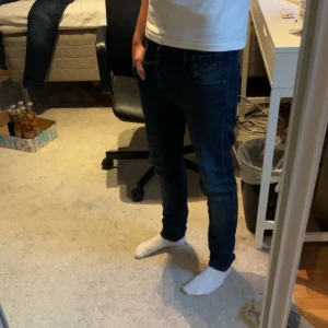 Mörkblå replay anbass - Replay Anbass jeans, mörkblå i storlek 27/30. Ganska använda men fortfarande schyssta. De ett litet hål som knappt syns, kan visa i dm, Pris kan diskuteras 😊🤝