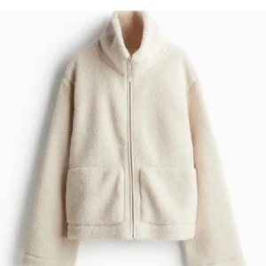 H&M pile jacka  - Säljer min teddyjacka/kofta i storlek L ifrån H&M som är slutsåld på hemsidan. 