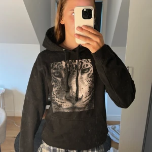 Svart hoodie med leopardtryck - Säljer en the cool elephant hoodie köpt för drygt 500 och är i jätte bra skick
