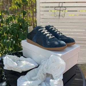 Maison Margiela gats - Säljer dessa feta mörkblå maison margiela skor, skick 10/10, strl 45. Skorna, låda och  dustbag  följer med. Pris kan diskuteras vid snabb affär! OBS lådan är lite trasig!!