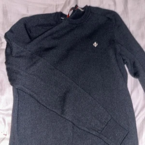 Morris merino tröja - Schysst Morris tröja som ej används, ser lite grå ut i bilderna men är svart, storlek small, 100% merinoull nästan nyskick 