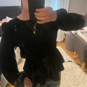 Svart blus - Säljer denna snygga svarta blus från only❤️