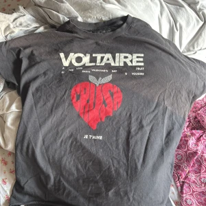Svart t-shirt Zadig & Voltaire XS - Nypris ca 1500kr, passar som både xs och s. Inga fläckar alls, aldrig använt