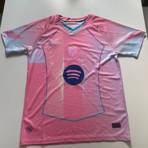 Barcelona tröja - Säljer denna snygga Barcelona special kit tröjan med Pedri 8 på ryggen. Den är helt ny och inte använd en enda gång. Säljer då den är för stor. Storleken är M och säljer den för 400. Hör av vid frågor🙌