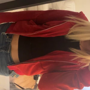 Röd velour hoodie från Juicy Couture - Säljer min Juicy Couture hoodie i färgen Astor Red. Fint skick det ända är att de silvriga grejerna som ska sitta längst ner på snörena har ramlat av (finns en tydlig bild på vad jag menar) ny pris 1200❤️