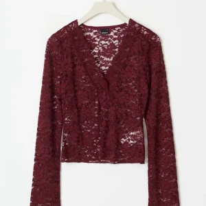 Vinröd spetströja med v-ringning - Vinröd spetströja från Gina, endast använd 1 gång. 