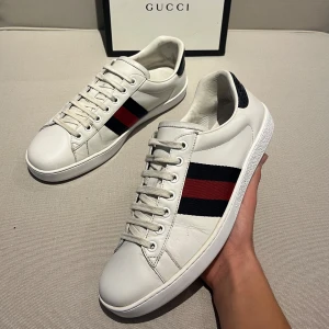 Gucci ace sneakers  - Säljer dessa riktigt feta Gucci ace sneakers perfekt inför hösten🙌. De är i strl 42.5. De är i riktigt bra skick och självklart äkta🤩 Box+ kort, mm medföljer👌 Priset är självklart diskuterbart. Skriv vid funderingar🤝