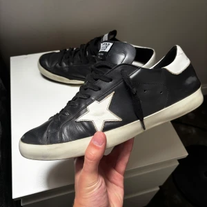 Svarta Golden goose - Svarta golden goose som är i fint skick. Skorna är i storlek 44 och är välvordade. Pris kan diskuteras 
