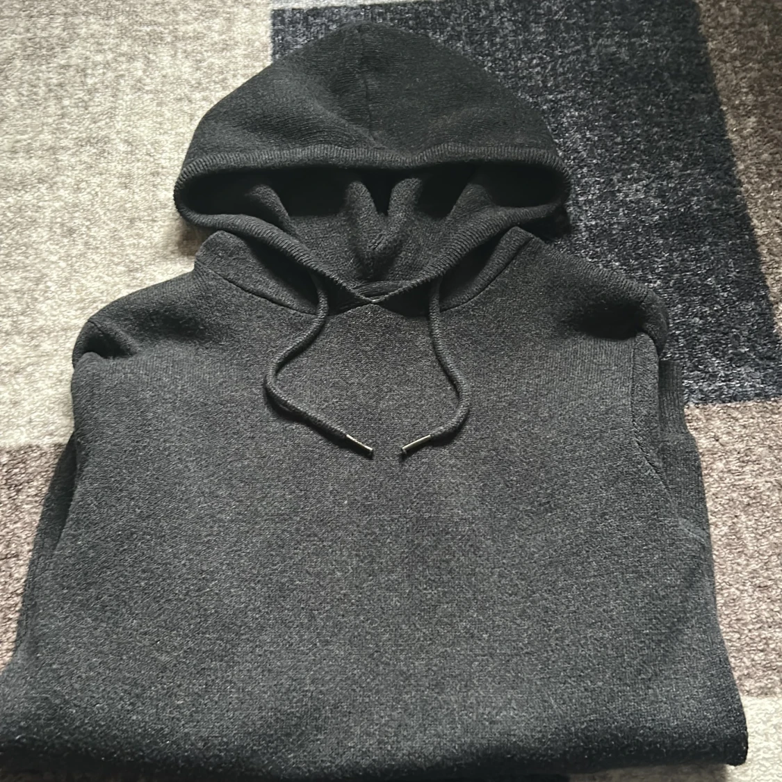 Mörkgrå stickad hoodie med huva - 1