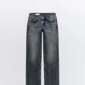 Mörkblå straight jeans från Zara - Snygga mörkblå jeans från Zara med straight fit och klassisk femficksdesign. Jeansen har en cool tvättad look med kontrasterande sömmar och kopparfärgade nitar. Passar dig som gillar en avslappnad stil och vill ha ett par jeans som funkar till allt.