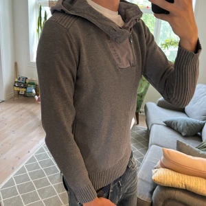 Stickad hoodie  - Väldigt unik och fet perfekt för en simpel look. Inga defekter, skriv vid fundering 😊