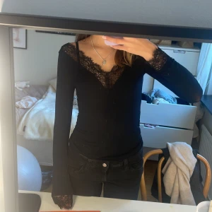 Intimissimi tröja - Supersnygg svart trendig långärmad intimissimi tröja med spets i kashmir!🙌💓 passar perfekt till tillställning men också till vardags🩵 i strl s men passar även xs och m då den är ganska stretchig!