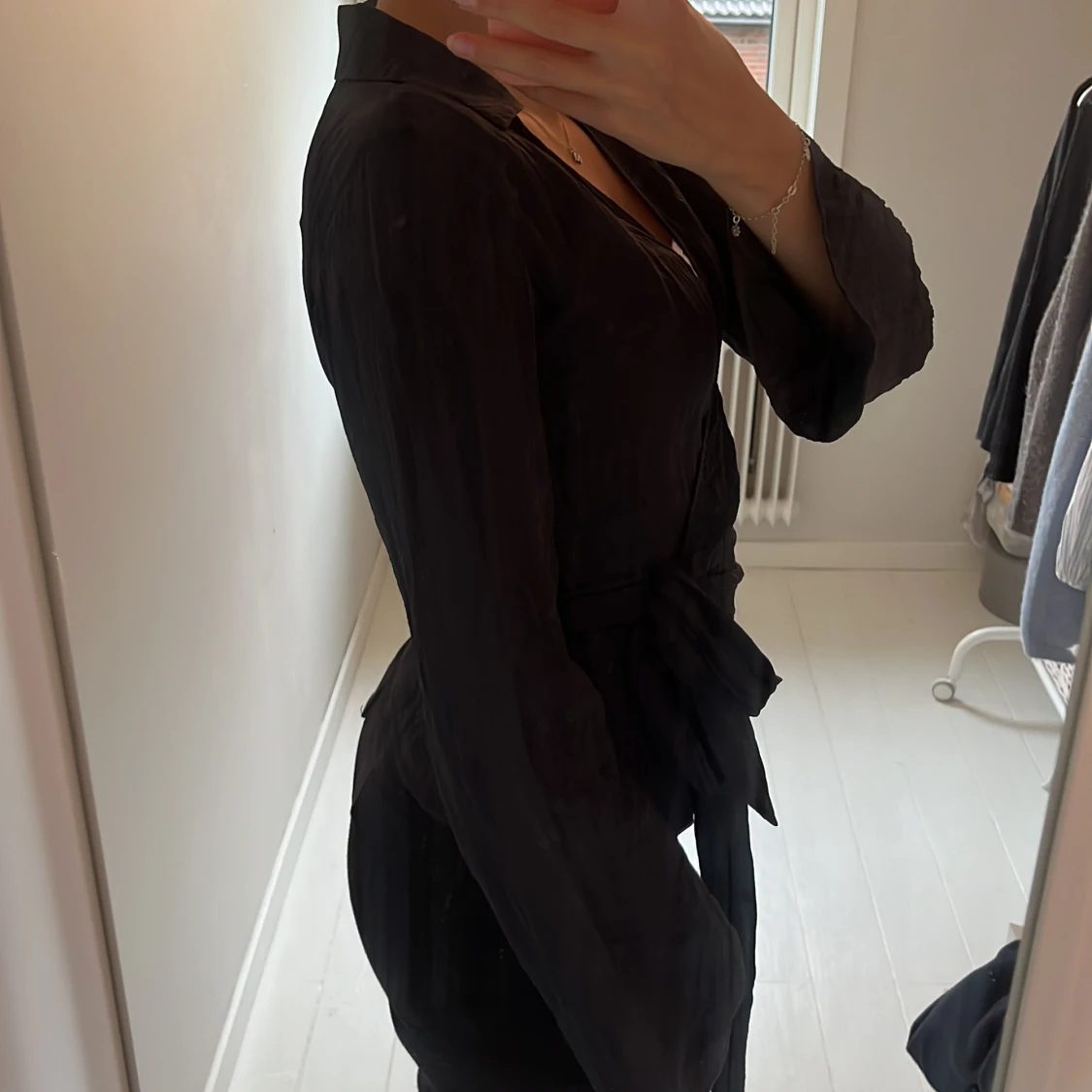 Svart omlottblus med knytband - 2