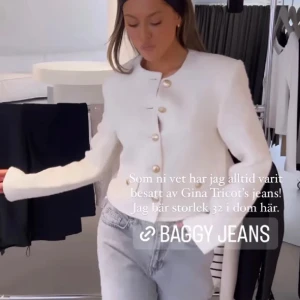 Vit tweedjacka med guldfärgade knappar - Supersnygg vit tweedjacka från Gina Tricot med guldfärgade knappar framtill och på fickorna. Jackan har en rak, lite boxig passform och är långärmad med rund halsringning. Tweedmaterialet ger en lyxig och trendig känsla, perfekt att styla med jeans.