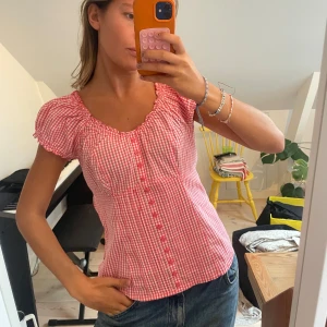 Rutig rosa blus med knappar - Supersöt blus i rosa/ rött och vitt med rutigt mönster❤️🤍 Står inget märke eller storlek men skulle säga storlek M
