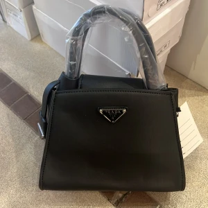 Beige axelväska med kedja och pärldetaljer - Snygga väskan 