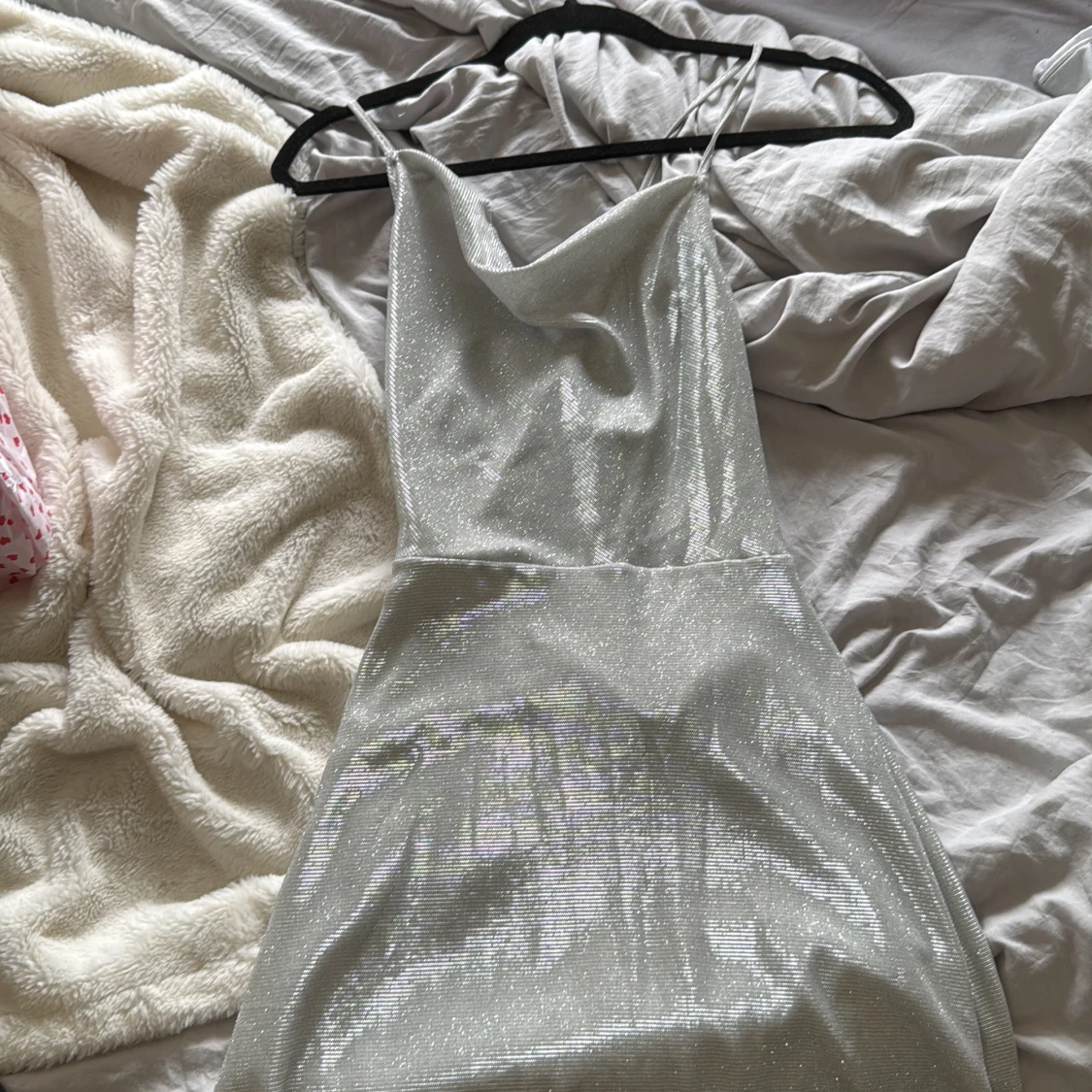 Glittrig silver klänning med snörning