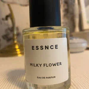 ESSNCE Milky Flower  - Parfymflaska från ESSNCE med doften Milky Flower.
