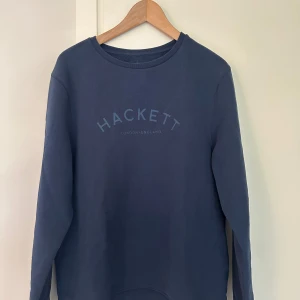 Mörkblå sweatshirt från Hackett London - Snygg mörkblå sweatshirt från exklusiva märket Hackett London. Alldrig andvänd.