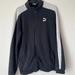 Svart och grå track ’68  jacket från Puma, ”Original” - Säljer Track jacket från Puma som är original och änvand några gånger.  #puma,#stretwer