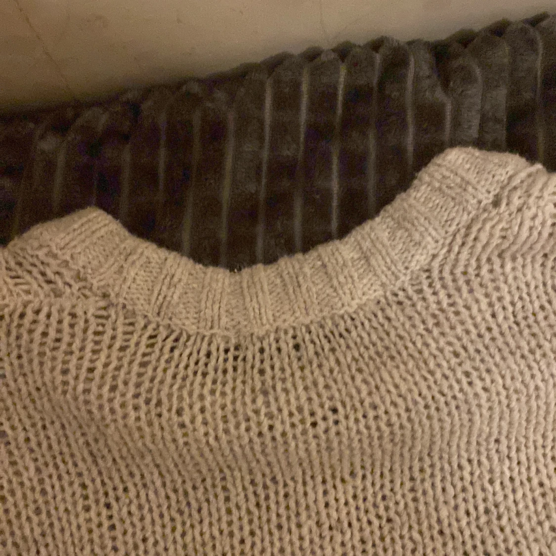 Beige stickad tröja med rund hals - 3