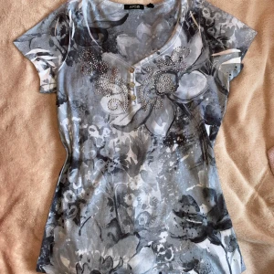 Mönstrad v-ringad topp💕 - V-ringad mönstrad y2k topp med rhinestones. Säljer denna för att den tyvärr inte kommit till användning. Färgen är mest lik bild två i verkligheten💕 storlek S men passar även M. Skriv gärna vid frågor💕💕!! PRIS GÅR ATT DISKUTERA!! 