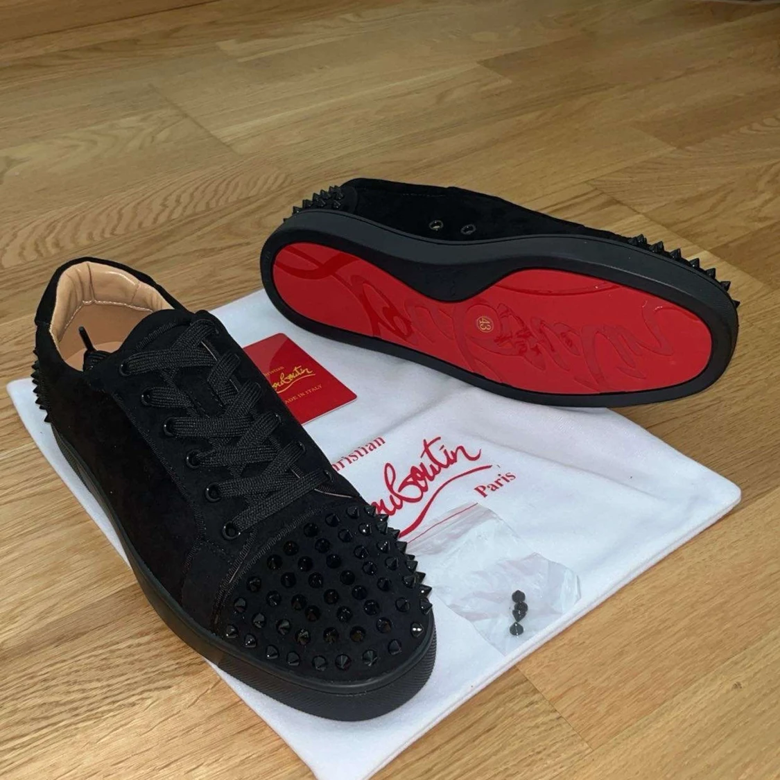 Christian Louboutin svarta sneakers med nitar