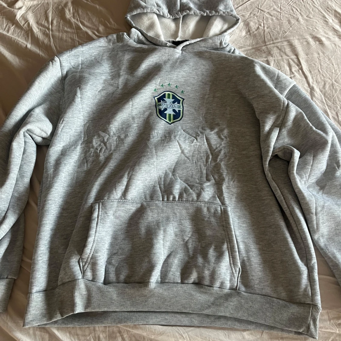 Grå hoodie med Brasilien tryck och huva