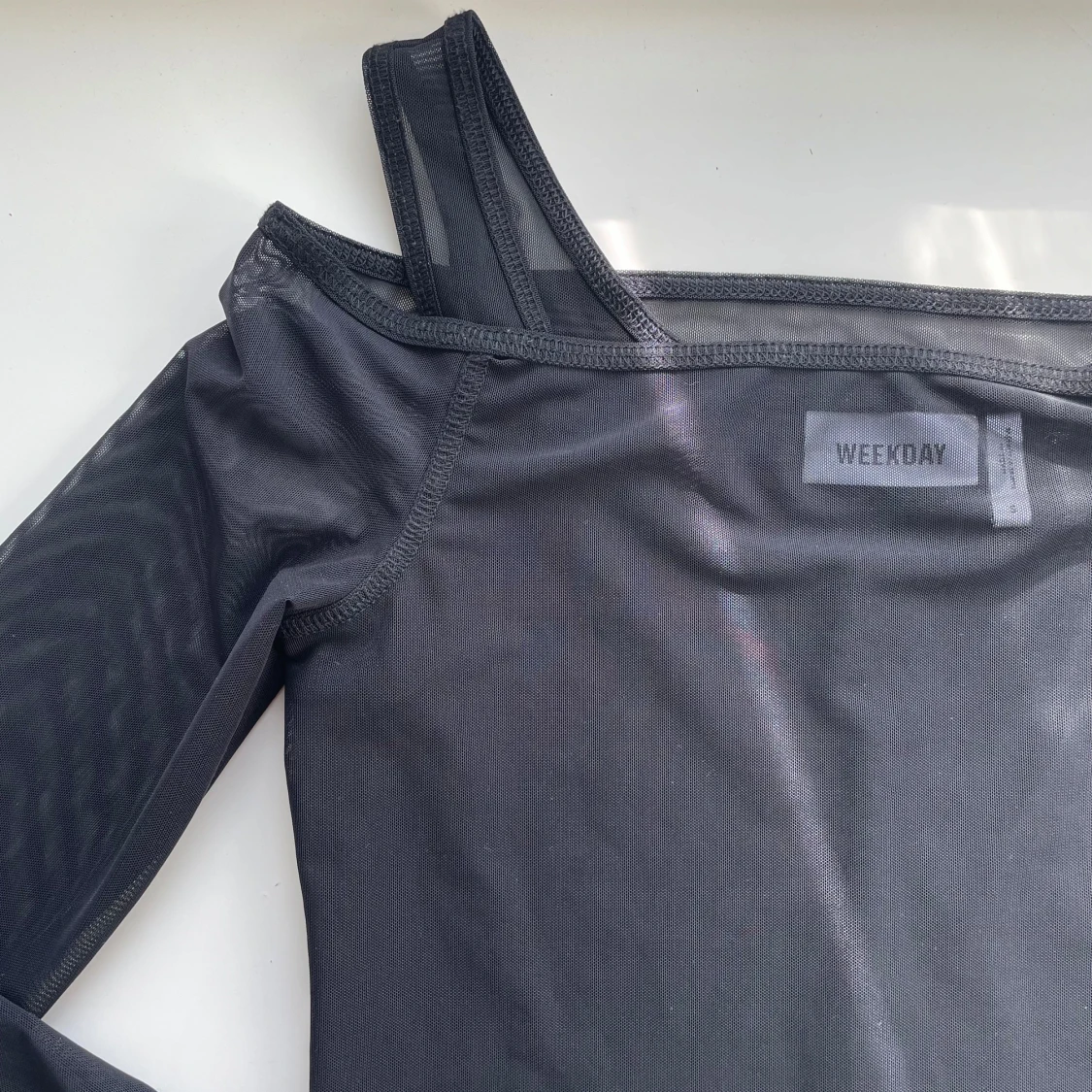 Svart mesh offshoulder topp Weekday - 2